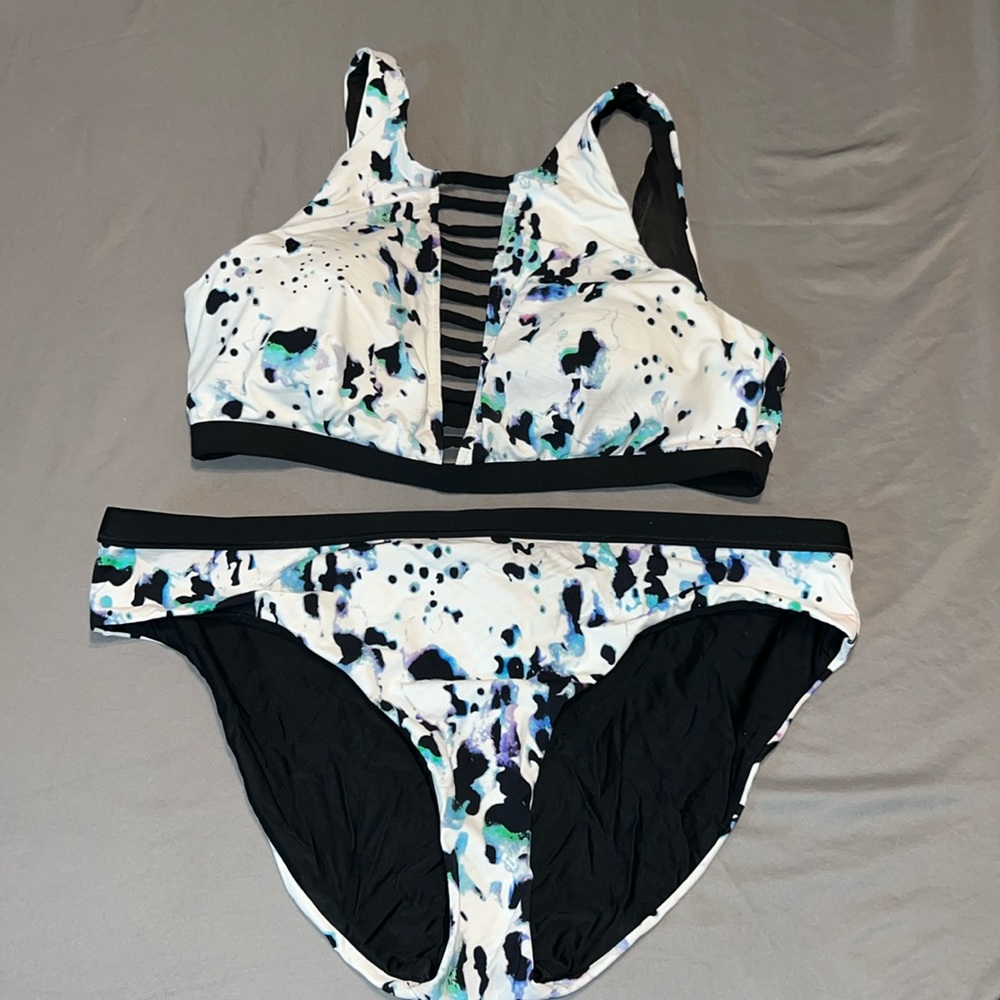 Stylish Women's Swim Set - Black and White